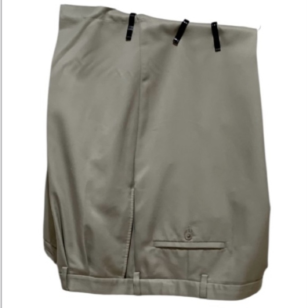 MENS SHORTS 46W HAGGAR SHORTS CLASSIC KHAKI PLEATED MENS 46 WAIST